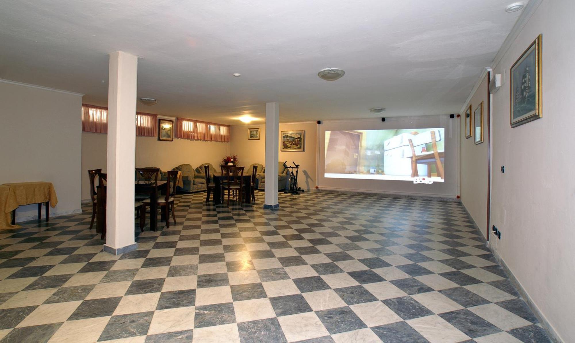 考鲁奇尼酒店 马里纳-迪-皮特拉桑塔 外观 照片